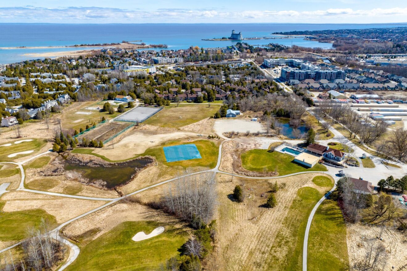 Cranberry Neighbourhood in Collingwood, Ontario - Cranberry Golf Course