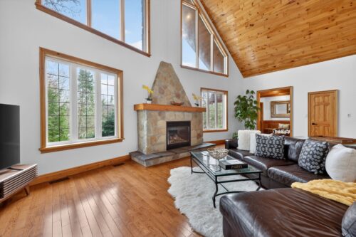 Living Area with Vaulted Ceilings - 53 BROADVIEW STREET Collingwood, Ontario L9Y0X2