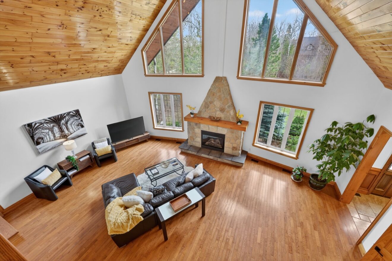 Living Area with Vaulted Ceilings - 53 BROADVIEW STREET Collingwood, Ontario L9Y0X2