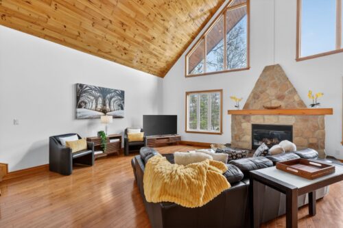 Living Area with Vaulted Ceilings - 53 BROADVIEW STREET Collingwood, Ontario L9Y0X2