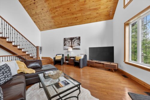 Living Area with Vaulted Ceilings - 53 BROADVIEW STREET Collingwood, Ontario L9Y0X2