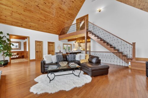 Living Area with Vaulted Ceilings - 53 BROADVIEW STREET Collingwood, Ontario L9Y0X2
