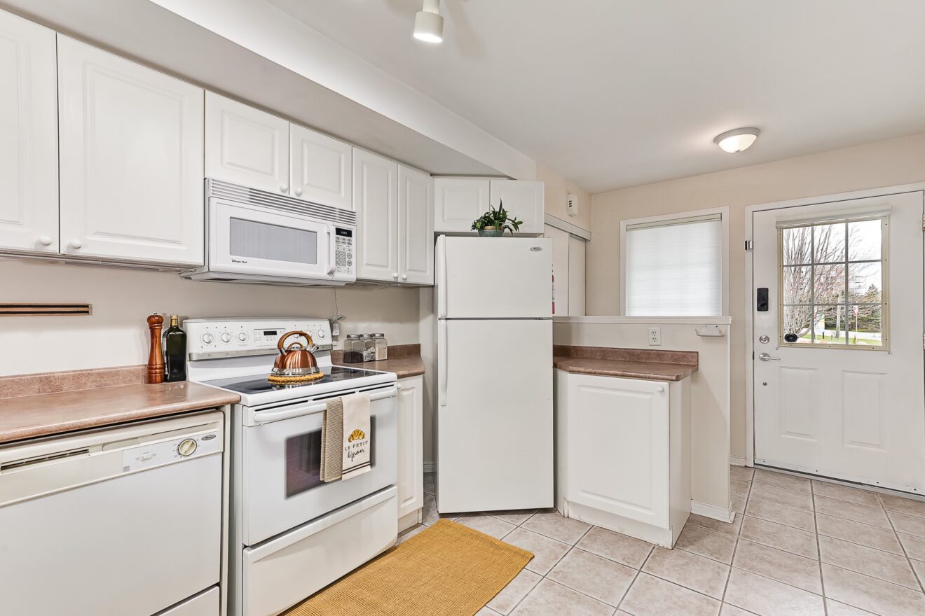9 Royalton Lane Collingwood, ON L9Y 5K4 - kitchen