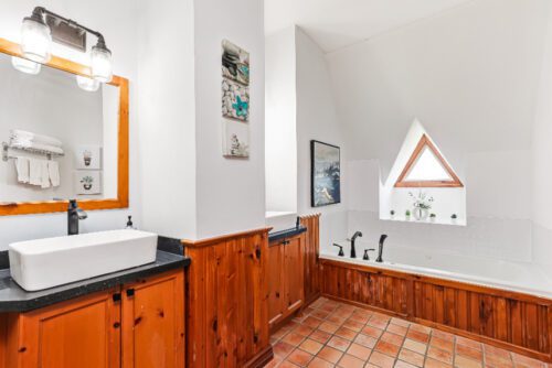 FOR SALE - 184 Snowbridge Way, Unit 211, The Blue Mountains - Keleher + Co. Real Estate - upper bathroom